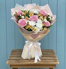 Букет цветов из:  Гвоздики, Орхидеи и Розы в Юрты