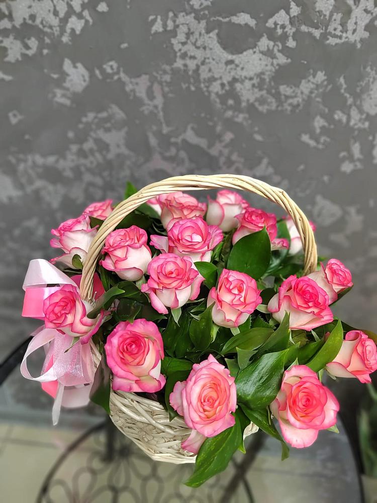 Цветочная композиция из Розы в корзине в Юрты