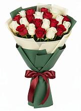Букет Микс из красных и белых роз в Юрты