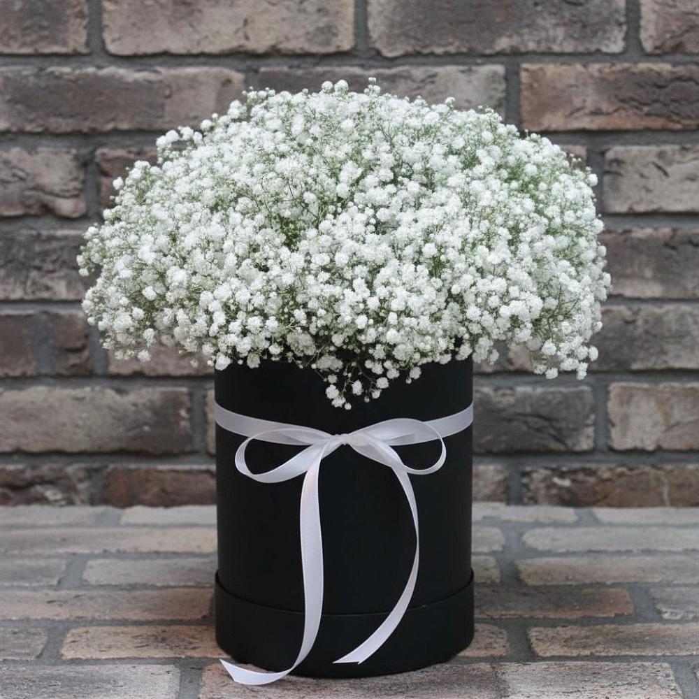 Цветочная композиция из Гипсофила в шляпной коробке в Юрты