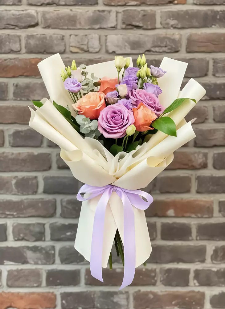 Букет цветов из: Лизиантусы и Розы в Юрты