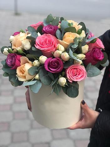 Цветочная композиция из Розы в шляпной коробке в Юрты