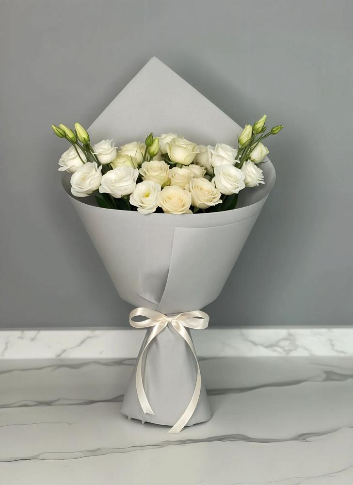 Букет цветов из: Розы и Лизиантусы в Юрты