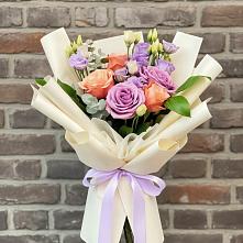 Букет цветов из:  Лизиантусы и Розы в Юрты