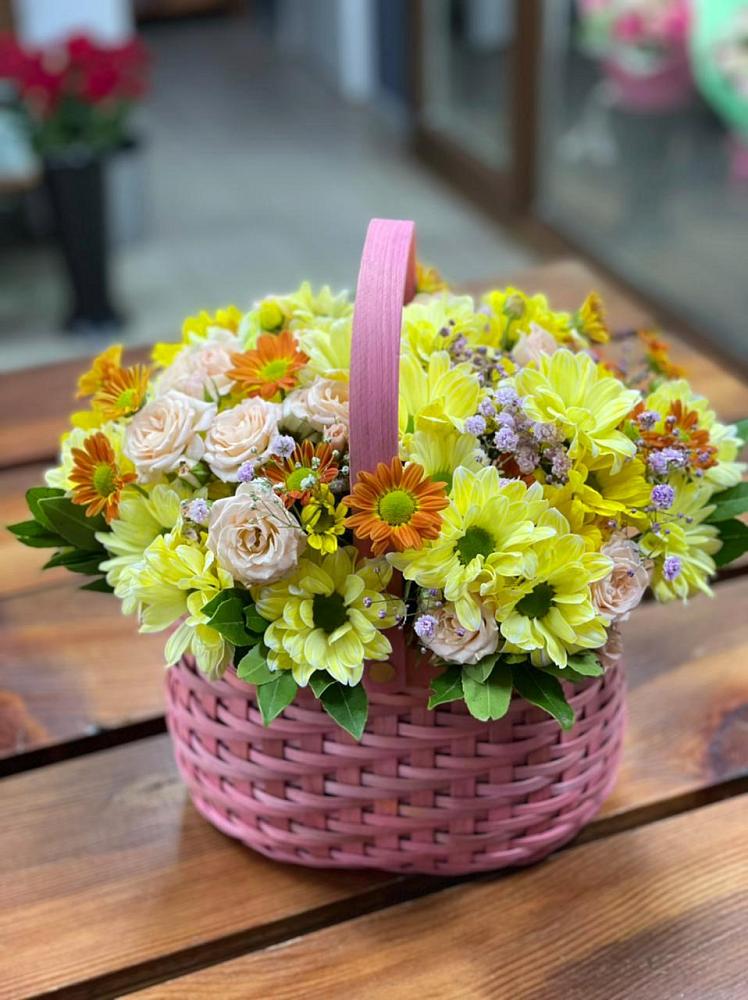 Цветочная композиция из Хризантемы и Розы в корзине в Юрты