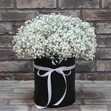 Цветочная композиция из Гипсофила в шляпной коробке в Юрты