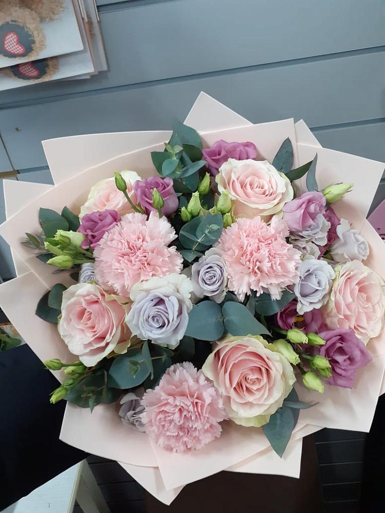 Букет цветов из: Розы, Гвоздики и Лизиантусы в Юрты