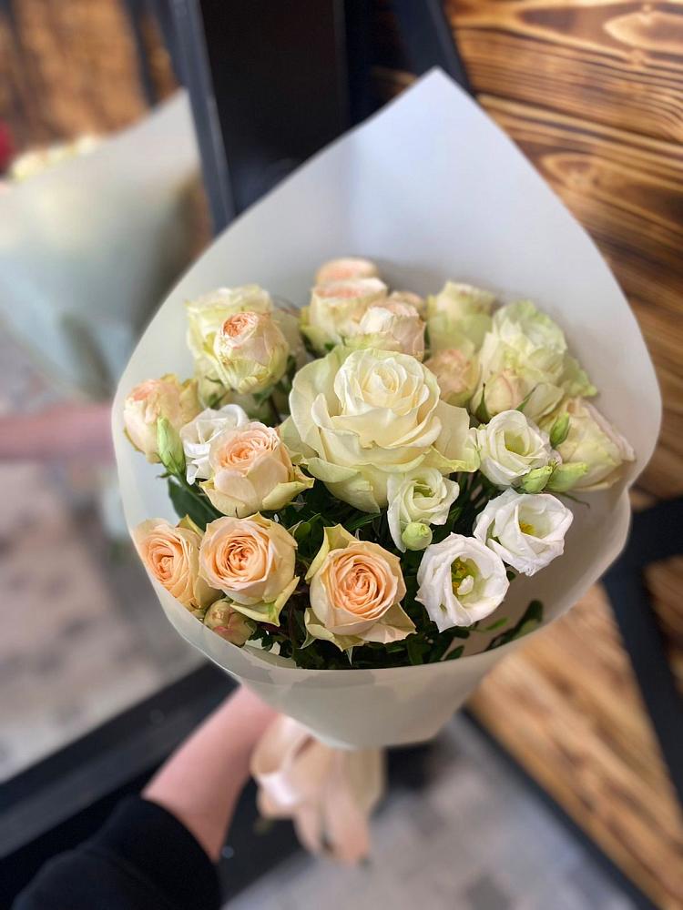 Букет цветов из: Розы и Лизиантусы в Юрты